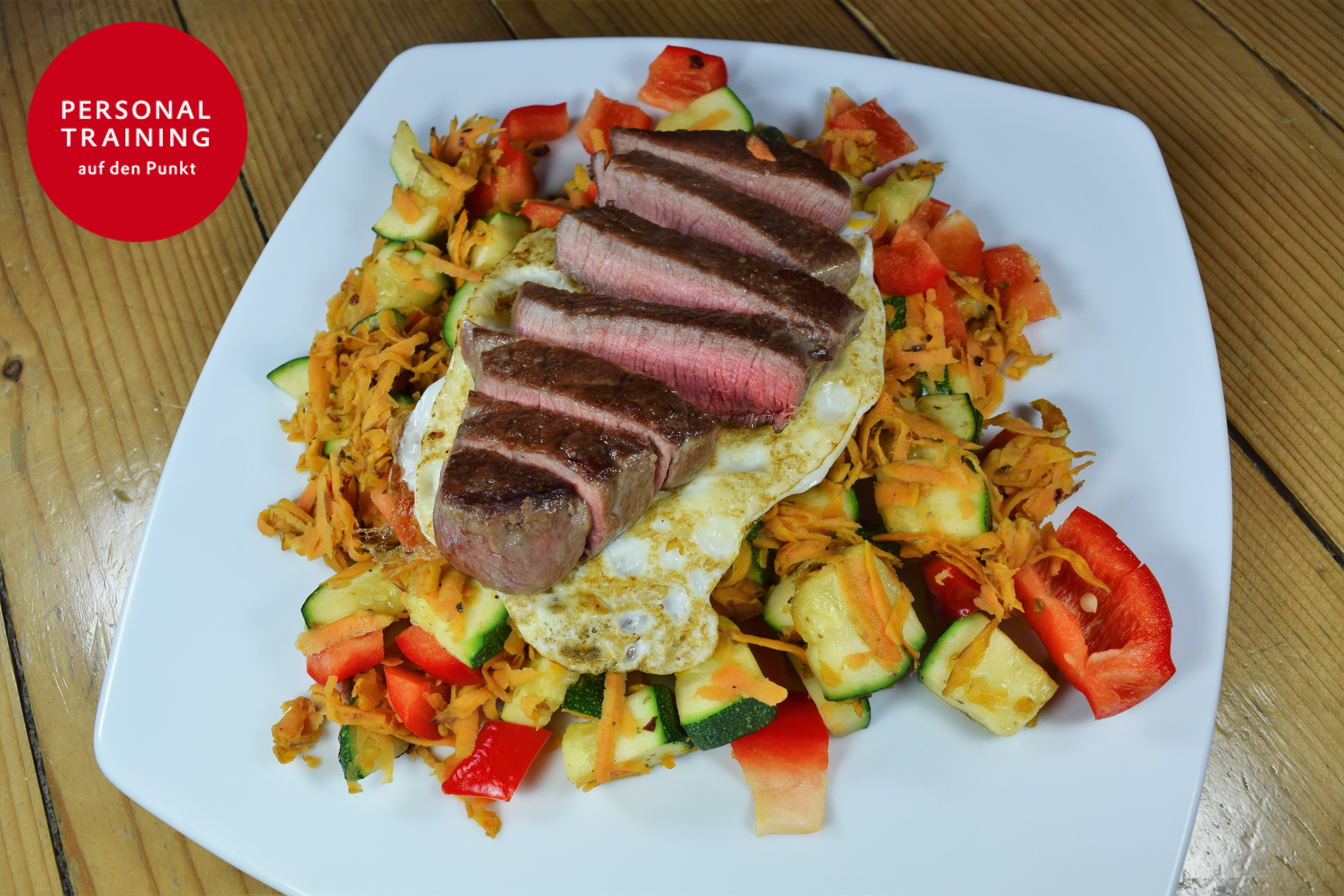Rinderfilet auf Ei auf Süßkartoffelbett
